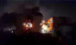 स्वप्नलोक कॉम्पलेक्स में लगी भीषण आग, छह की मौत, मचा कोहराम स्वप्नलोक कॉम्पलेक्स में लगी भीषण आग, छह की मौत, मचा कोहराम