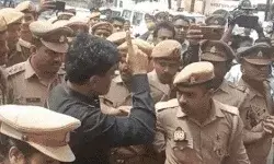 SP विधायक की पेशी- कचहरी हुई छावनी में तब्दील- वकीलों का प्रदर्शन जारी SP विधायक की पेशी- कचहरी हुई छावनी में तब्दील- वकीलों का प्रदर्शन जारी