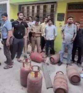 ई-रिक्शा चालक ने बच्चियों के मारी टक्कर- एक की मौत- मुकदमा दर्ज ई-रिक्शा चालक ने बच्चियों के मारी टक्कर- एक की मौत- मुकदमा दर्ज