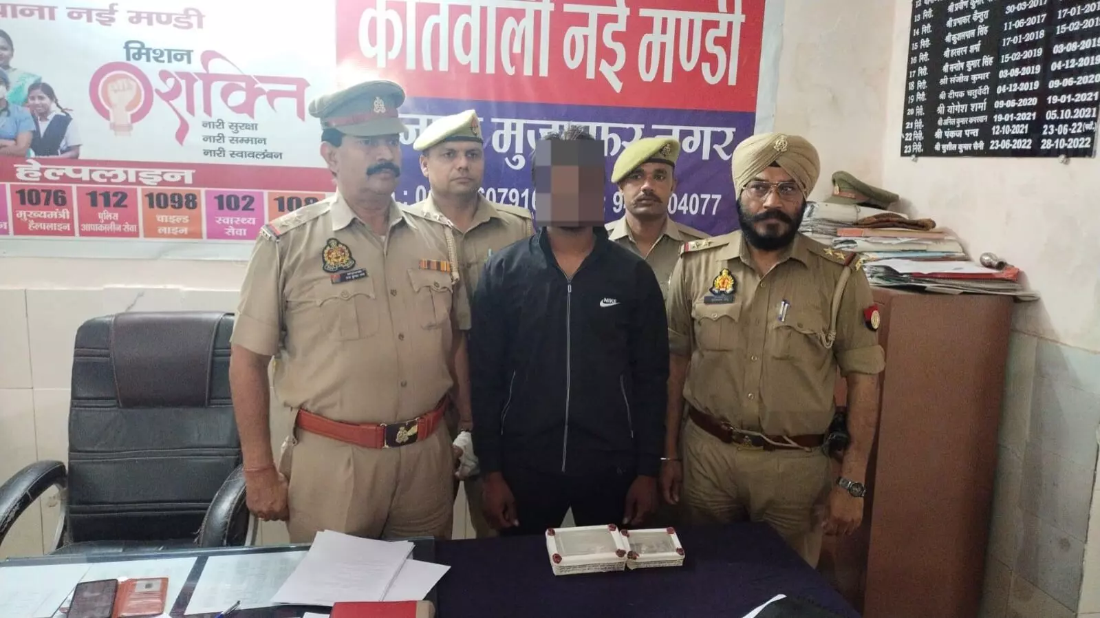 पुलिस द्वारा अवैध मादक पदार्थ तस्कर गिरफ्तार - 5 लाख रूपये बरामद पुलिस द्वारा अवैध मादक पदार्थ तस्कर गिरफ्तार - 5 लाख रूपये बरामद
