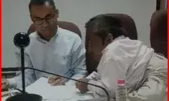 DM ने अपनी टेबल पर बैठाकर सुनी दिव्यांग की फरियाद- जनता कर रही तारीफ DM ने अपनी टेबल पर बैठाकर सुनी दिव्यांग की फरियाद- जनता कर रही तारीफ