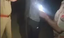 बदमाश की कनपटी पर थानेदार की पिस्टल- हाथ से छीनी बंदूक- दूसरे ने.. बदमाश की कनपटी पर थानेदार की पिस्टल- हाथ से छीनी बंदूक- दूसरे ने..