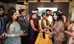 मॉडल ने रैंप पर बिखेरा फैशन का जलवा-पेश की विभिन्न मुद्राएं