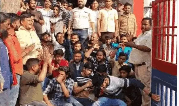 कब्रिस्तान की दीवार को लेकर बवाल- बाजार बंद- थाने पर हनुमान चालीसा