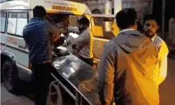 ओवरब्रिज की रेलिंग तोड़ते हुए 20 फीट नीचे गिरा ट्रक बना डिब्बा- तीन मरे