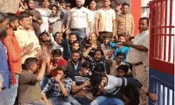 कब्रिस्तान की दीवार को लेकर बवाल- बाजार बंद- थाने पर हनुमान चालीसा कब्रिस्तान की दीवार को लेकर बवाल- बाजार बंद- थाने पर हनुमान चालीसा