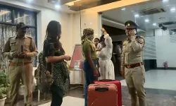 दारू के साथ होटल में अश्लीलता का नंगा नाच- छापे में 4 लड़कियों समेत.. दारू के साथ होटल में अश्लीलता का नंगा नाच- छापे में 4 लड़कियों समेत..