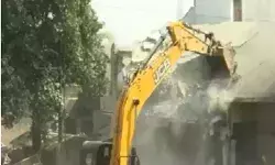 अतीक के शूटर के खिलाफ एक्शन- मकान दुकान पर चल रहा बुलडोजर अतीक के शूटर के खिलाफ एक्शन- मकान दुकान पर चल रहा बुलडोजर