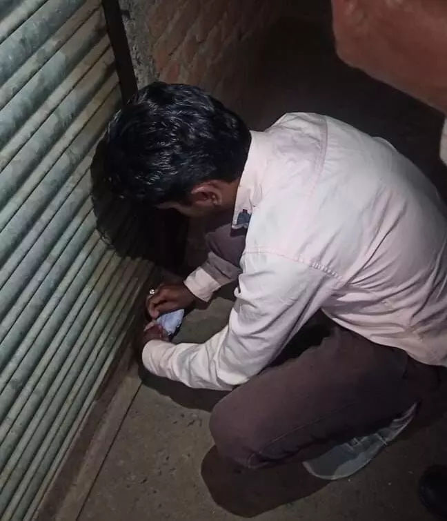 ई केवाईसी के नाम पर लिए जा रहे थे पैसे -SDM ने दुकान किया को किया सील ई केवाईसी के नाम पर लिए जा रहे थे पैसे -SDM ने दुकान किया को किया सील