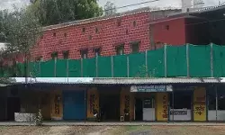 सरकारी भूमि पर कब्जा कर बनाई दुकान बारातघर- अफसर खाली कराने में..