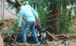 बारिश के दौरान सड़क पर चलना पड़ा भारी- बाइक सवारों पर गिरा पेड़.. बारिश के दौरान सड़क पर चलना पड़ा भारी- बाइक सवारों पर गिरा पेड़..