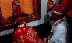 खुशनुमा से खुशबू बनी मुस्लिम लड़की ने मंदिर में रचाई अमन से शादी खुशनुमा से खुशबू बनी मुस्लिम लड़की ने मंदिर में रचाई अमन से शादी