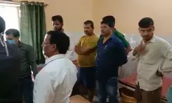 एसडीएम कोर्ट में स्टांप वेंडर ने खाया जहर- सीएम के नाम वीडियो वायरल एसडीएम कोर्ट में स्टांप वेंडर ने खाया जहर- सीएम के नाम वीडियो वायरल