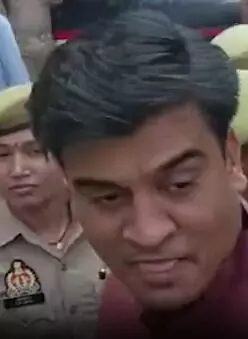 सपा MLA को कोर्ट में पेशी पर लाया गया- परिवार पहुंचा मिलने