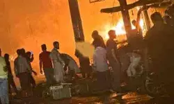 स्पार्किंग के साथ टूटकर गिरा हाईटेंशन तार- खोखे जलकर हो गए खाक