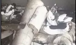 कबाड़ में लगी आग- धुएं से काला हुआ आसमान- लोगों में फैली दहशत कबाड़ में लगी आग- धुएं से काला हुआ आसमान- लोगों में फैली दहशत