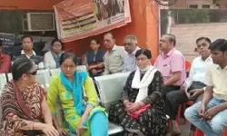 ग्राहकों का बैंक में हंगामा- बुलानी पड़ी पुलिस और पीएसी ग्राहकों का बैंक में हंगामा- बुलानी पड़ी पुलिस और पीएसी