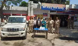 नोट छापने का कारखाना लगाने वाली महिला समेत तीन गिरफ्तार नोट छापने का कारखाना लगाने वाली महिला समेत तीन गिरफ्तार