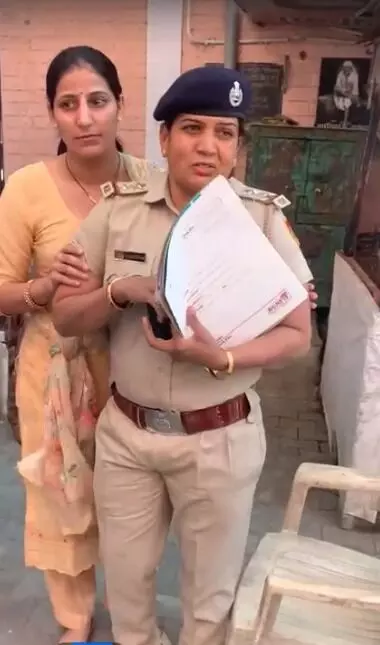 खाकी फिर हुई दागदार- महिला दरोगा रिश्वत लेते हुई रंगे हाथ गिरफ्तार खाकी फिर हुई दागदार- महिला दरोगा रिश्वत लेते हुई रंगे हाथ गिरफ्तार