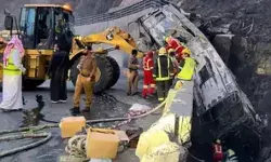 उमराह पर गए श्रद्धालुओं की बस पलटी- 20 की मौत- मचा हाहाकार उमराह पर गए श्रद्धालुओं की बस पलटी- 20 की मौत- मचा हाहाकार