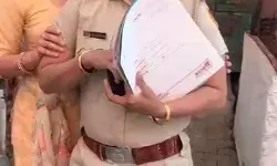 खाकी फिर हुई दागदार- महिला दरोगा रिश्वत लेते हुई रंगे हाथ गिरफ्तार खाकी फिर हुई दागदार- महिला दरोगा रिश्वत लेते हुई रंगे हाथ गिरफ्तार