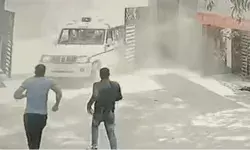 120 किलोमीटर की रफ्तार की कार ने नगर आयुक्त के वाहन में मारी टक्कर 120 किलोमीटर की रफ्तार की कार ने नगर आयुक्त के वाहन में मारी टक्कर