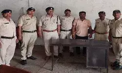 कटटा लेकर घूमते हुए समझ रहा था बडा बदमाश- अब देख रहा हवालात कटटा लेकर घूमते हुए समझ रहा था बडा बदमाश- अब देख रहा हवालात