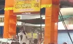 रामनवमी पर हिंसा- राम मंदिर के बाहर आगजनी- फूंकी पुलिस की गाड़ियां रामनवमी पर हिंसा- राम मंदिर के बाहर आगजनी- फूंकी पुलिस की गाड़ियां