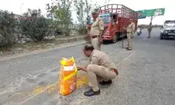 सड़क पर बिखरी बुजुर्ग की दाल- इंस्पेक्टर फटाफट उसे करने लगे इकट्ठा सड़क पर बिखरी बुजुर्ग की दाल- इंस्पेक्टर फटाफट उसे करने लगे इकट्ठा