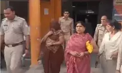 महिला रामनाम में मस्त- देवरानी जेठानी उसकी चेन खींचने में व्यस्त महिला रामनाम में मस्त- देवरानी जेठानी उसकी चेन खींचने में व्यस्त