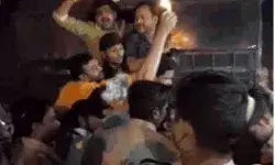 कांग्रेसियों पर पुलिस ने भांजी लाठियां- मशाल छीनने में दरोगा झुलसे कांग्रेसियों पर पुलिस ने भांजी लाठियां- मशाल छीनने में दरोगा झुलसे