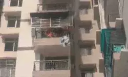 अपार्टमेंट में लगी आग से बिल्डिंग में मची अफरा तफरी- फायरकर्मी मौके पर अपार्टमेंट में लगी आग से बिल्डिंग में मची अफरा तफरी- फायरकर्मी मौके पर