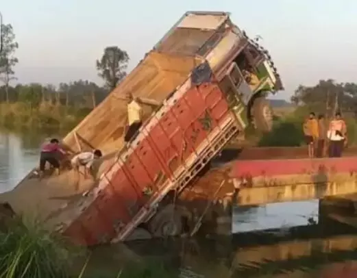 डस्ट लदे ट्रक के चढ़ते ही गंग नहर में समाया पुल- चालक परिचालक.. डस्ट लदे ट्रक के चढ़ते ही गंग नहर में समाया पुल- चालक परिचालक..