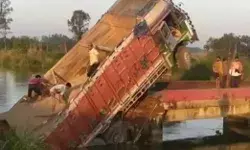 डस्ट लदे ट्रक के चढ़ते ही गंग नहर में समाया पुल- चालक परिचालक.. डस्ट लदे ट्रक के चढ़ते ही गंग नहर में समाया पुल- चालक परिचालक..