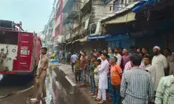 नेहरू कांप्लेक्स में लगी भीषण आग में दो दर्जन दुकानें जलकर राख