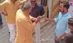 बीजेपी जिला अध्यक्ष ने वोट के बदले बांटे नोट!- वीडियो वायरल- अब..