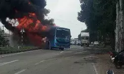 हाईवे पर चलती बस में लगी आग- धू धू करके जली प्राइवेट बस हुई खाक हाईवे पर चलती बस में लगी आग- धू धू करके जली प्राइवेट बस हुई खाक