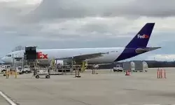 हवाई अड्डे पर इमरजेंसी लगाई- एयरक्राफ्ट से टकराया पक्षी