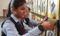 श्री राम कॉलेज में किया गया वार्षिक प्रदर्शनी का अवलोकन