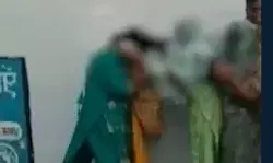 थाने में सास बहू का हाई वोल्टेज ड्रामा- खींचे बाल, बरसाए चांटे- हुई... थाने में सास बहू का हाई वोल्टेज ड्रामा- खींचे बाल, बरसाए चांटे- हुई...