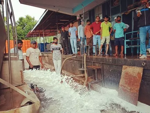 ऐसे कैसे बनेगी सेहत- घूमते पकडे जा रहे दूध के टैंकर