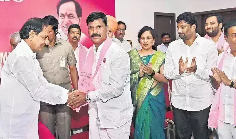 कई किसान संघ के नेता बीआरएस पार्टी में हुए शामिल कई किसान संघ के नेता बीआरएस पार्टी में हुए शामिल