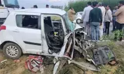 ट्रक की टक्कर से हवा में उड़ी कार- पहुंची डिवाइडर पार- 3 की चली.. ट्रक की टक्कर से हवा में उड़ी कार- पहुंची डिवाइडर पार- 3 की चली..