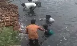 नहर के भीतर समाई ट्रैक्टर ट्रॉली- ईटों के नीचे दबे 6 लोग- एक की मौत नहर के भीतर समाई ट्रैक्टर ट्रॉली- ईटों के नीचे दबे 6 लोग- एक की मौत