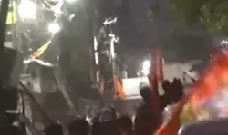 थम नहीं रही हिंसा- दो गुटों में पत्थरबाजी एवं आगजनी- BJP एमएलए जख्मी थम नहीं रही हिंसा- दो गुटों में पत्थरबाजी एवं आगजनी- BJP एमएलए जख्मी