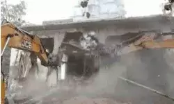 बैलेश्वर मंदिर पहुंचा नगर निगम का बुलडोजर और जमींदोज कर दिया..