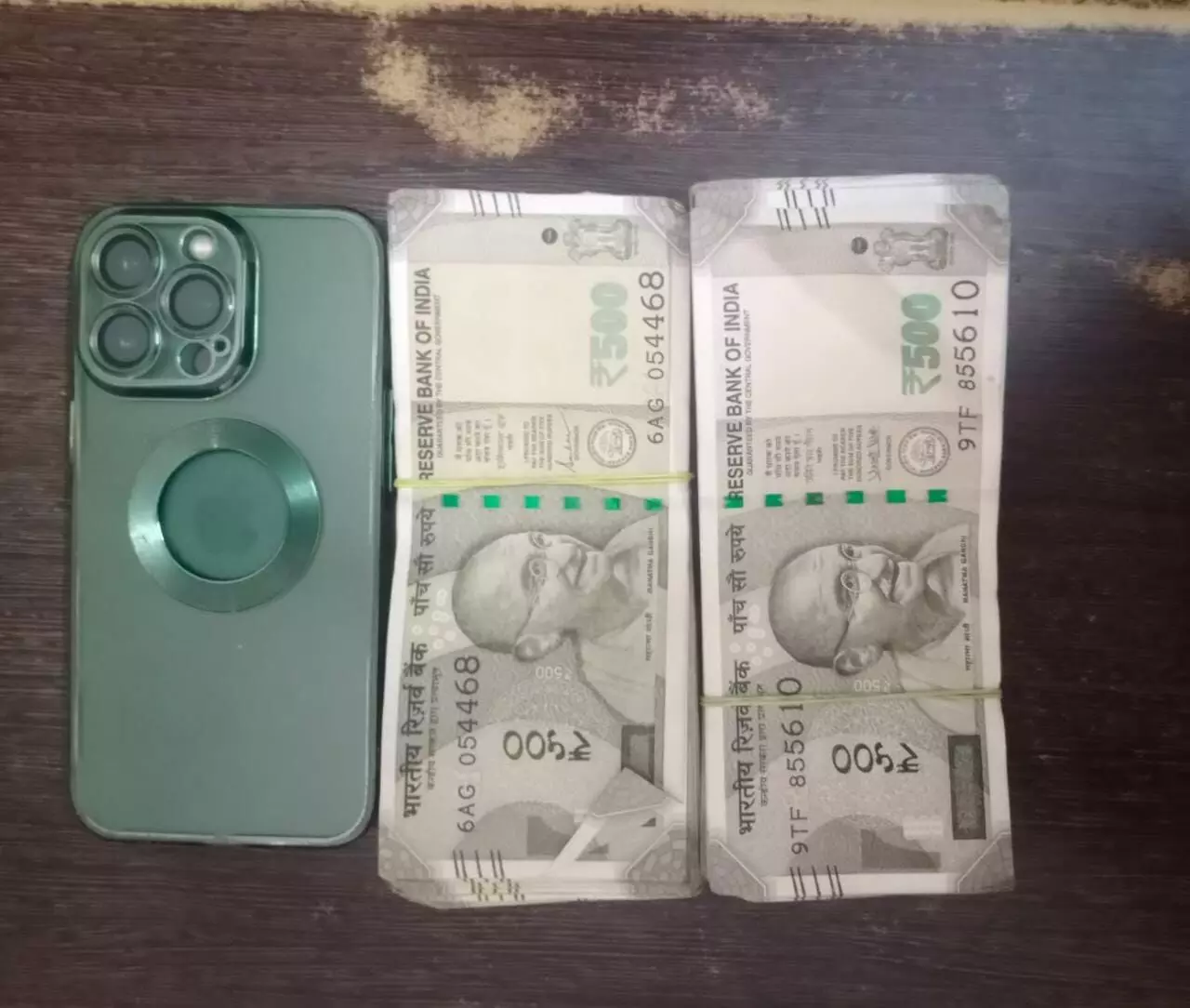 मोबाइल पर ऑनलाइन सट्टा खिला रहे थे सटोरिया- पुलिस ने धर दबोचा मोबाइल पर ऑनलाइन सट्टा खिला रहे थे सटोरिया- पुलिस ने धर दबोचा