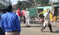 चौड़ीकरण में बाधा बनी दुकानों एवं अन्य अतिक्रमित क्षेत्र पर चला बुलडोज़र चौड़ीकरण में बाधा बनी दुकानों एवं अन्य अतिक्रमित क्षेत्र पर चला बुलडोज़र