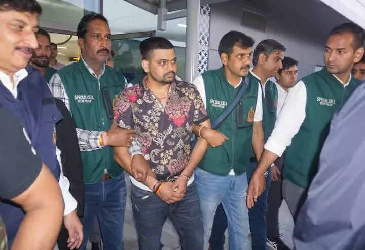 गैंगस्टर के पासपोर्ट मामले में सिपाही किया निलंबित