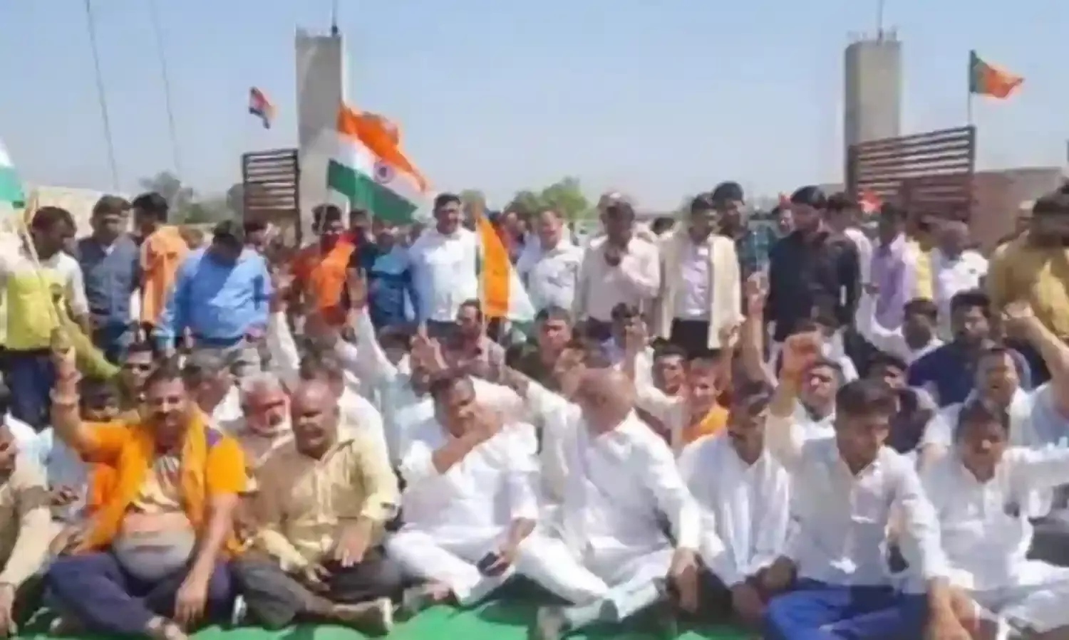 अवैध कालोनियां जमींदोज करने पहुंचे अफसरों से भिड़े बिल्डर
